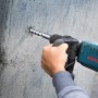LUX Hammerbohrer Classic SDS-Max bohrt Loch in Betonwand mit Bohrhammer.