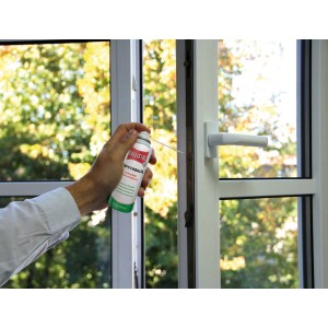Anwendung von Ballistol Spray (50 ml) zur Pflege eines Fensterrahmens. Universalöl für Reinigung und Schutz.