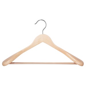 Anzugbügel aus hellem Holz mit Steg für Hosen, Teil der textilen Aufbewahrung.