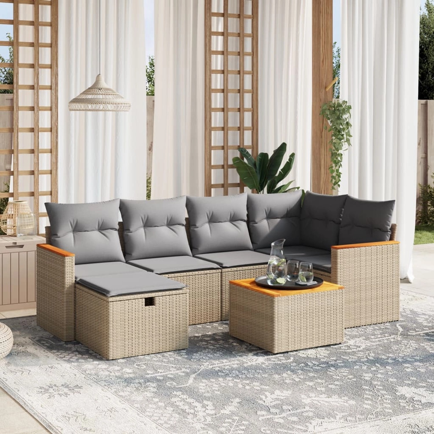 Beige 7-tlg. Garten-Sofagarnitur aus Rattan mit hellgrauen Kissen und Tisch mit Akazienholzplatte.