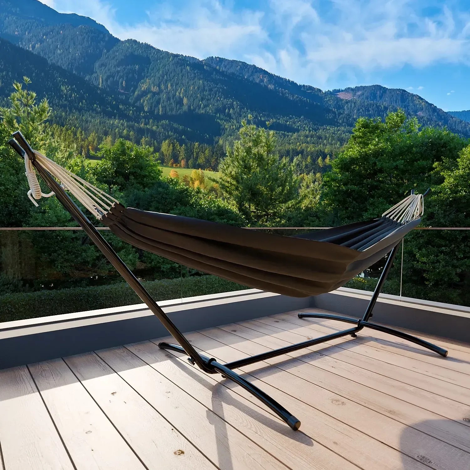 Garmio Hängematte Venedig in Anthrazit mit Gestell und Tragetasche vor Berglandschaft.