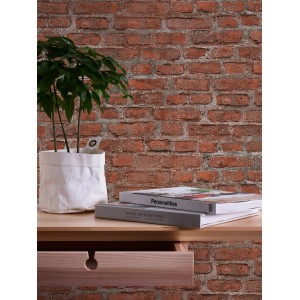 AS-Creation Vliestapete Bude 2.0 in Steinoptik rot/grau an Wand mit Tisch und Deko.
