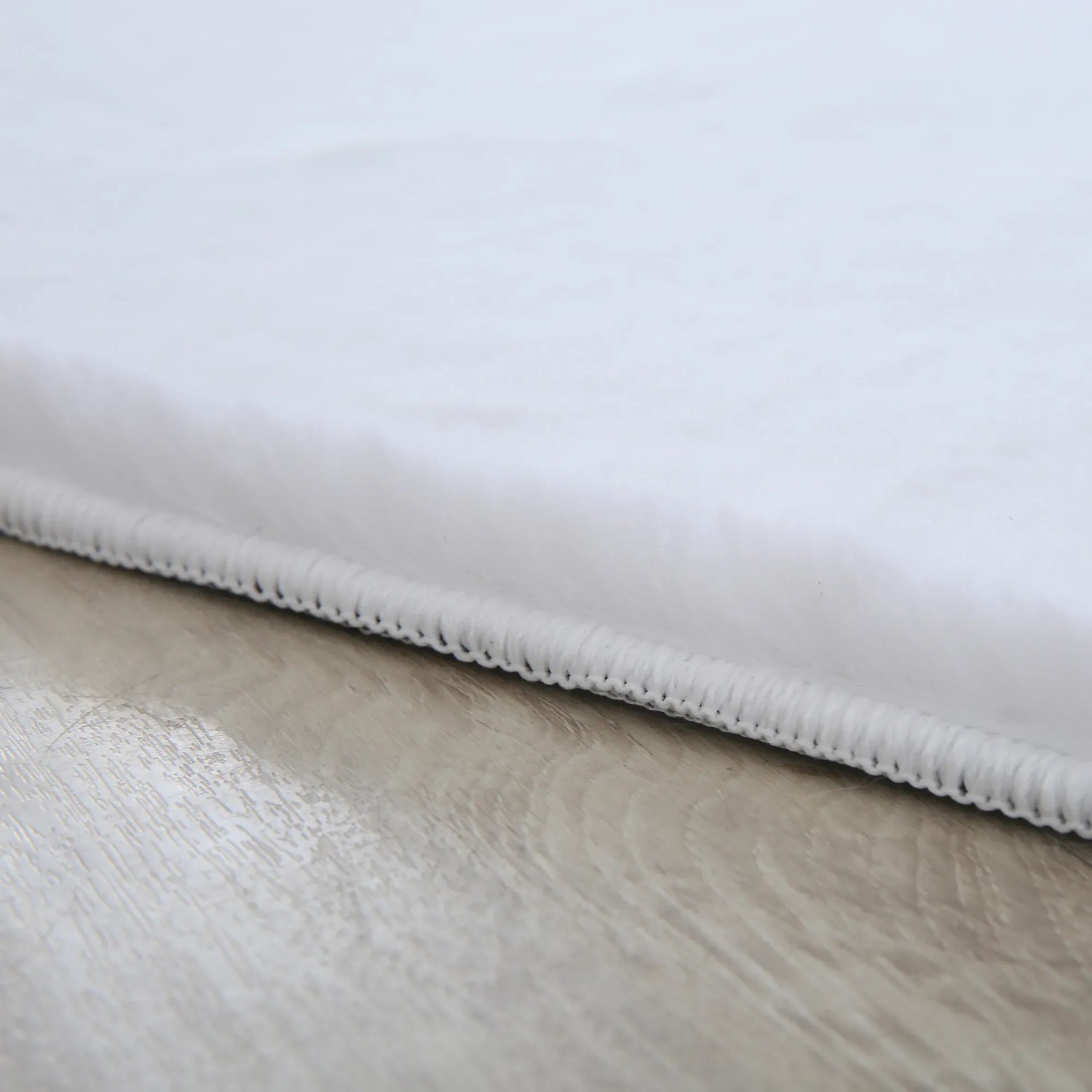 Detailaufnahme: Weißer, runder Ayyildiz Kurzflorteppich Pouffy (Ø 120 cm) mit weichem Flor.