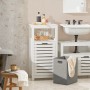 Weißer SoBuy Wäscheschrank BZR67-W mit Lamellentür und ausklappbarem Wäschesack im Badezimmer.