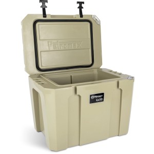 Geöffnete, sandfarbene Petromax Kühlbox 50 l. Robuste Thermobox für Camping und Outdoor-Aktivitäten.
