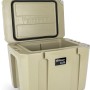 Geöffnete, sandfarbene Petromax Kühlbox 50 l. Robuste Thermobox für Camping und Outdoor-Aktivitäten.