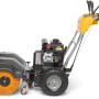 Stiga Kehrmaschine SWS 800 G mit Benzinmotor und rotierender Bürste.
