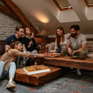 Relaxdays Snackschalen Set mit 6 Schalen und Bambus Tablett auf Tisch mit Menschen.