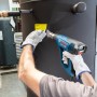 Anwendung des Bosch Professional Heißluftgebläse GHG 23-66 zum Entfernen eines Aufklebers.