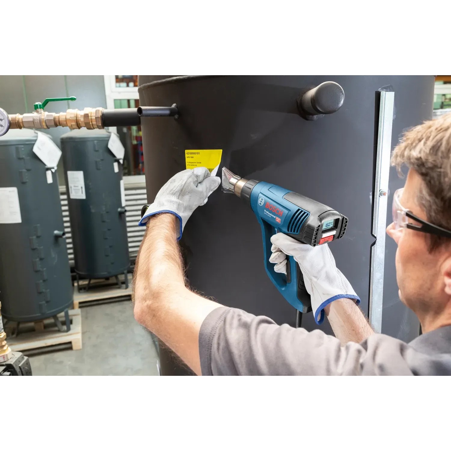 Anwendung des Bosch Professional Heißluftgebläse GHG 23-66 zum Entfernen eines Aufklebers.
