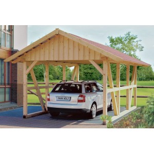 Skan Holz Einzelcarport Schwarzwald mit Auto. Holzkonstruktion mit Dachlattung für Dachziegel.