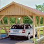 Skan Holz Einzelcarport Schwarzwald mit Auto. Holzkonstruktion mit Dachlattung für Dachziegel.