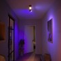 Philips Hue Centris LED-Deckenleuchte mit zwei Spots in Schwarz, farbiges Licht im Flur.