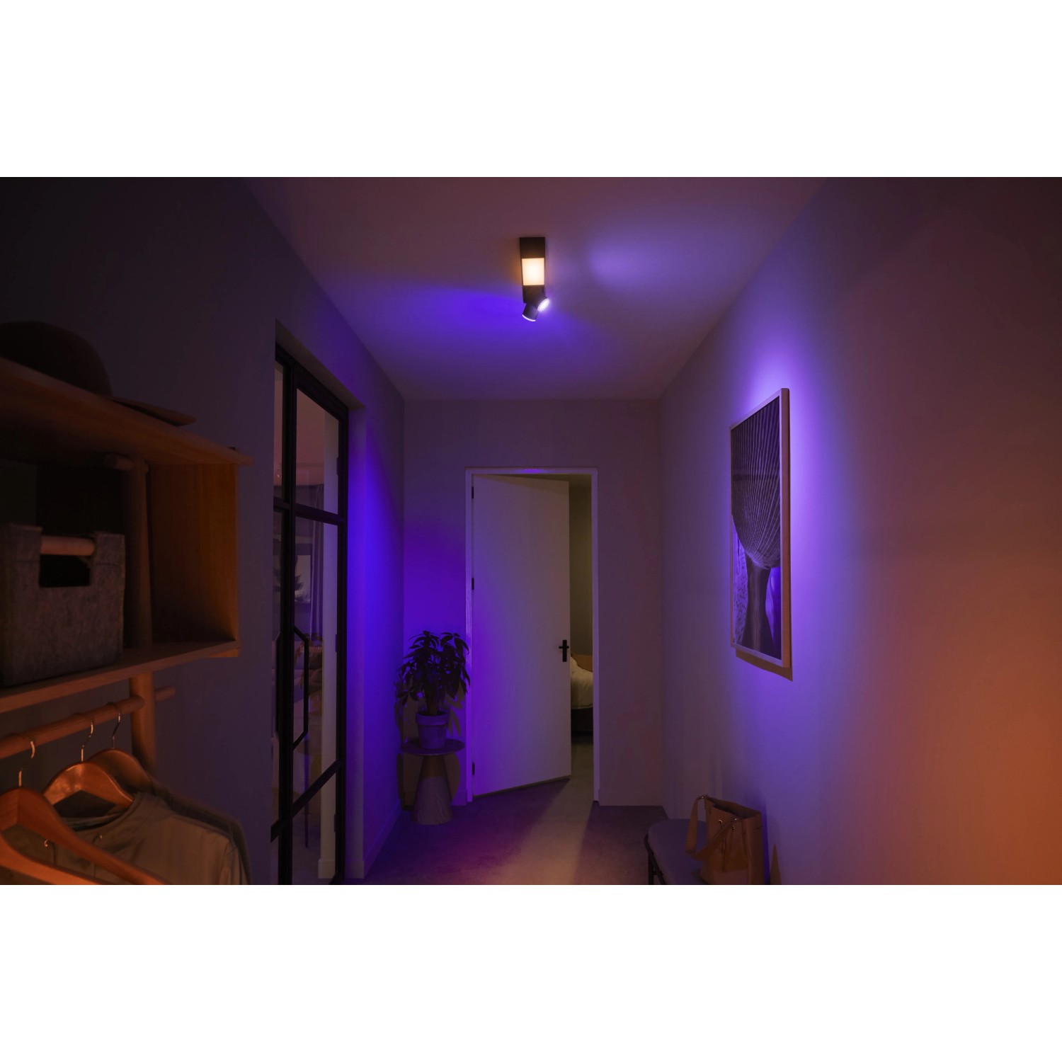Philips Hue Centris LED-Deckenleuchte mit zwei Spots in Schwarz, farbiges Licht im Flur.