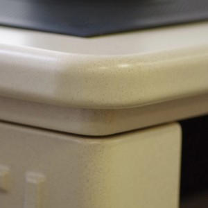 Detailansicht: Creme-farbener Wamsler Montafon Kaminofen mit Keramikverkleidung.