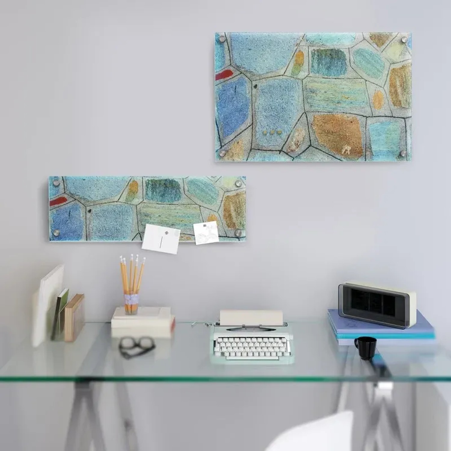 Zwei KARAT Design Glas Memoboards Flagstone mit Steinmuster an einer Wand.