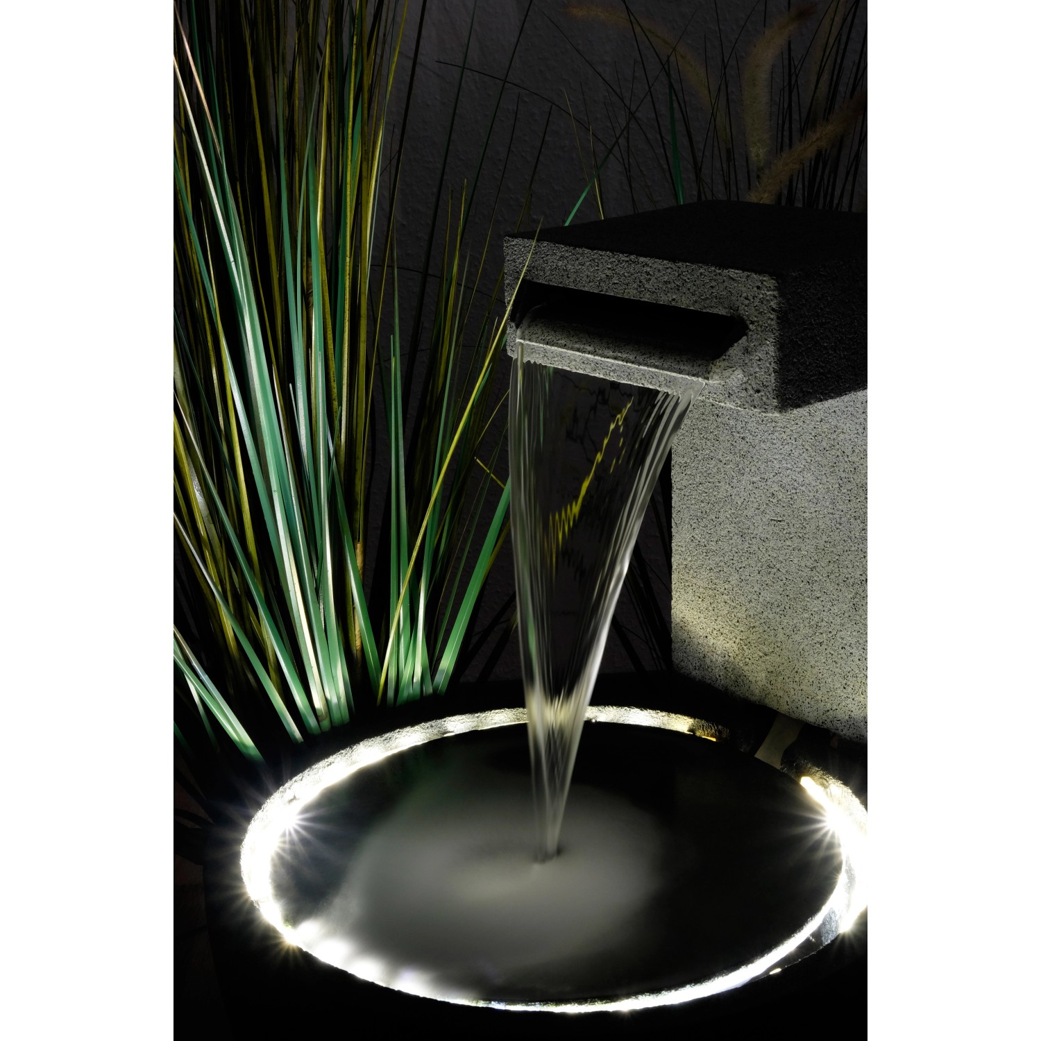 Großer, runder Design-Gartenbrunnen (52x44x65cm) mit LED-Beleuchtung und Wasserfall.