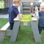 EXIT Aksent Sand- und Picknicktisch mit Bank, Kinder spielen mit Sand und Wasser im Garten.