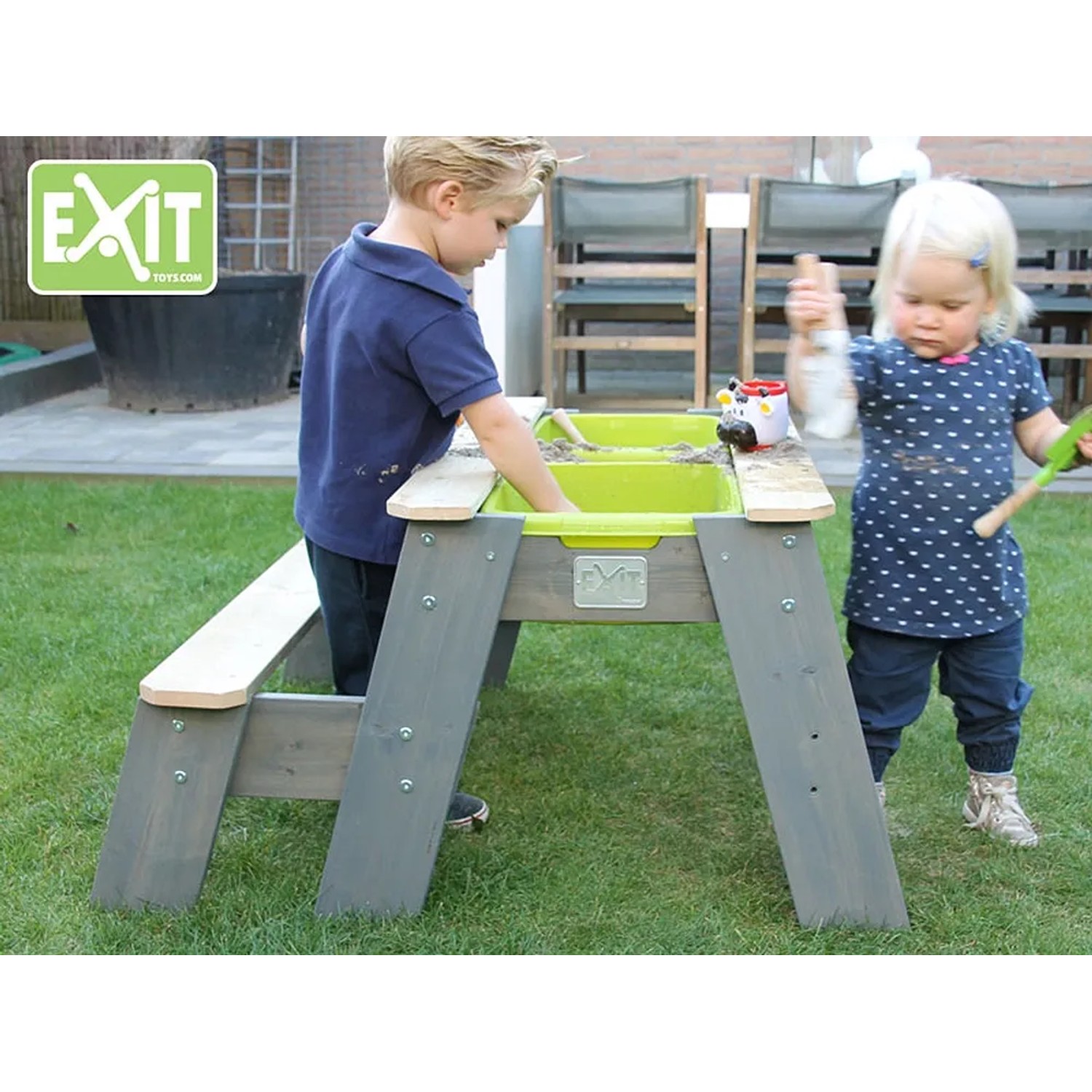 EXIT Aksent Sand- und Picknicktisch mit Bank, Kinder spielen mit Sand und Wasser im Garten.