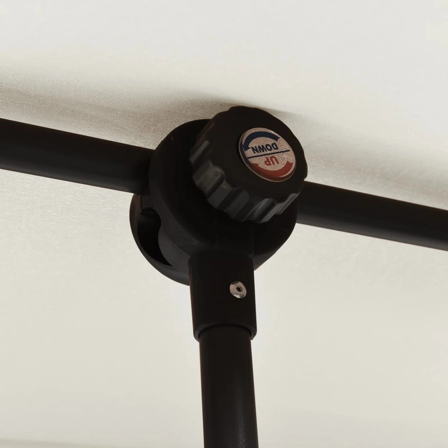 Detailaufnahme: Höhenverstellung am furnicato Sonnenschirm, sandweiß.