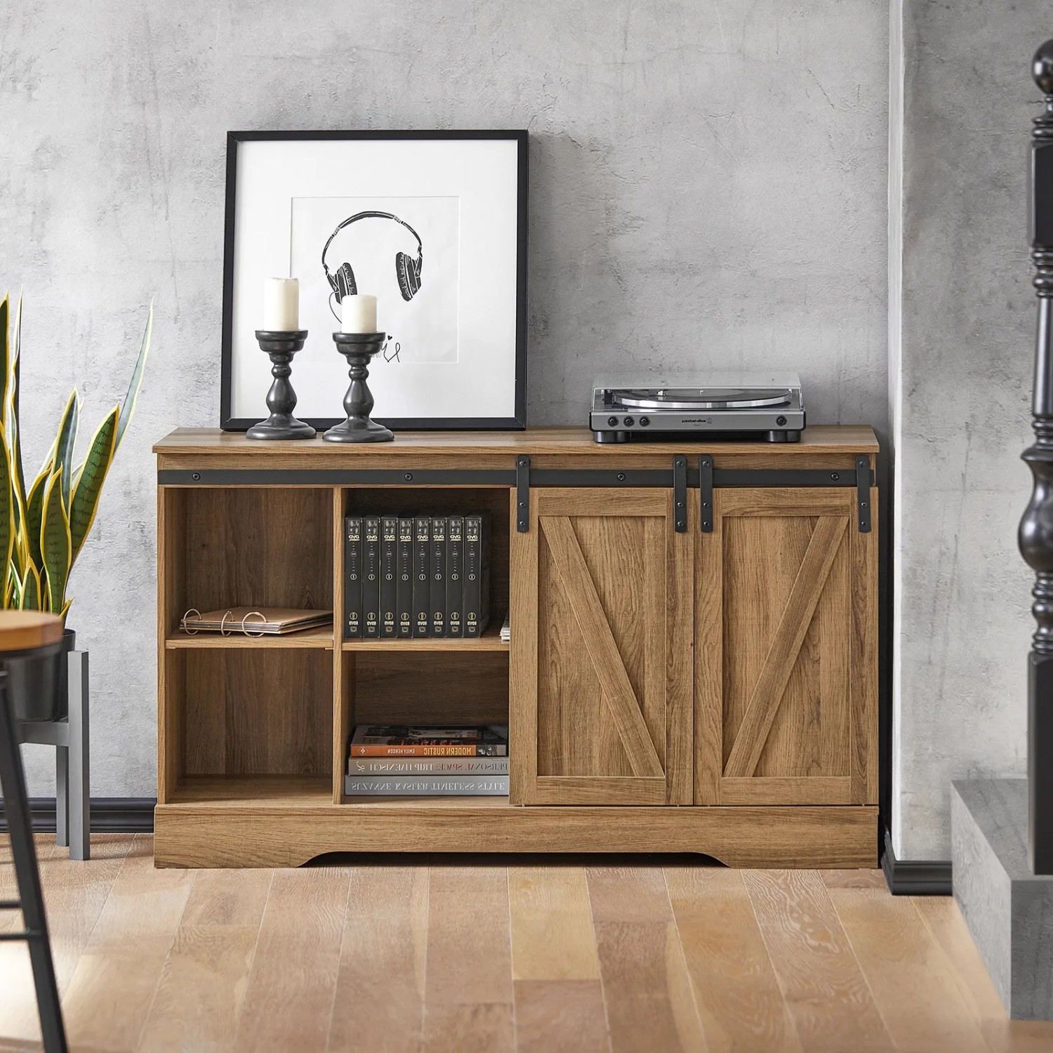 Braunes Holz Sideboard FSB60-BR mit Schiebetüren, offenen Fächern und Deko im Wohnzimmer.