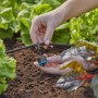 Gardena T-Stück für Micro-Drip-System: Montage einer Sprühdüse im Garten.