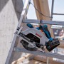 Bosch Professional Akku-Kreissäge GKS 18V-57-2 L Solo in L-Boxx auf einer Leiter.
