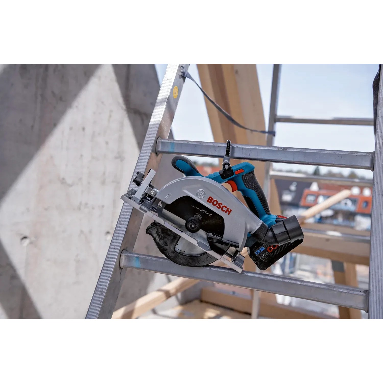 Bosch Professional Akku-Kreissäge GKS 18V-57-2 L Solo in L-Boxx auf einer Leiter.