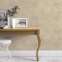 Beige Vliestapete mit Beton-Optik (Erismann Elle Decoration 4 Shiny Concrete) im Raum.