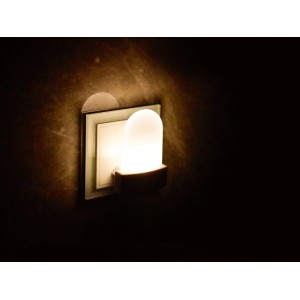 LED-Nachtlicht mit Dämmerungssensor, warmweißes Licht für Steckdose.