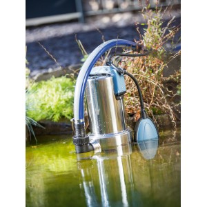Tauchpumpe 1100 W im Wasser, Edelstahlgehäuse, blauer Schwimmer. Ideal für Schmutzwasser.