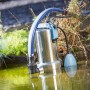 Tauchpumpe 1100 W im Wasser, Edelstahlgehäuse, blauer Schwimmer. Ideal für Schmutzwasser.
