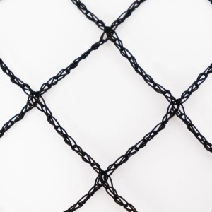 Detailaufnahme eines schwarzen Aquagart Teichnetzes (9x4m) mit 20x20mm Maschenweite.