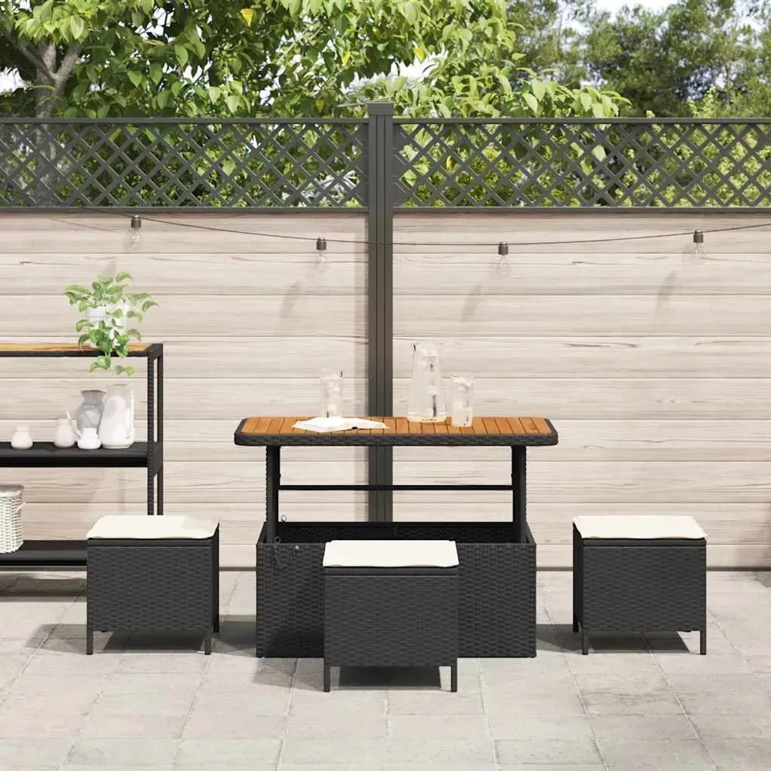 Schwarze vidaXL Garten Essgruppe, 4-teilig, aus Poly Rattan mit Tisch und Hockern.