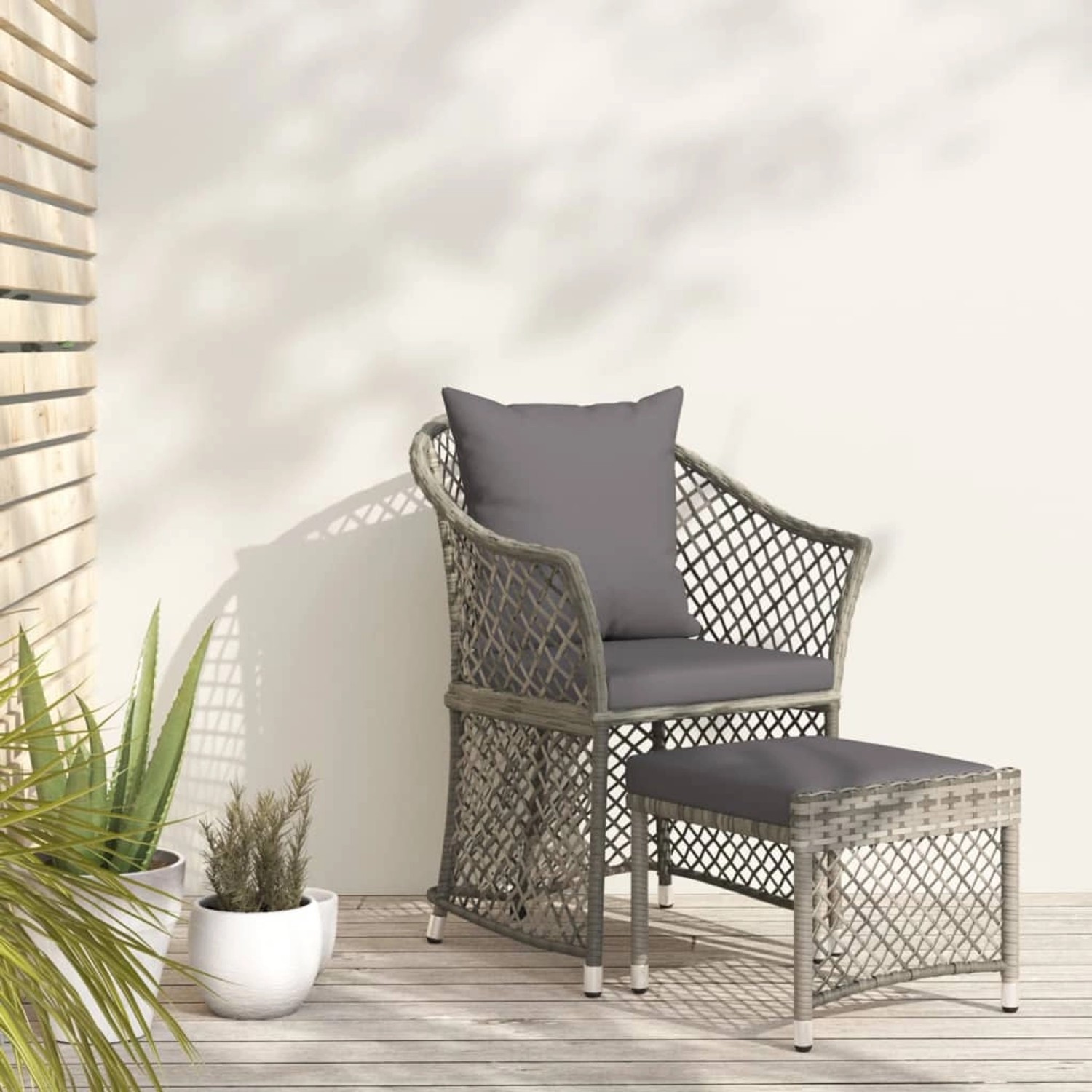 Graues 2-tlg. Garten Lounge Set aus Polyrattan mit Kissen, bestehend aus Stuhl und Hocker.