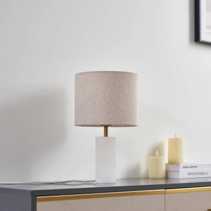 Lindby Alabaster Tischlampe: Skandinavische Design-Tischleuchte mit weißem Alabasterfuß und cremefarbenem Textilschirm.
