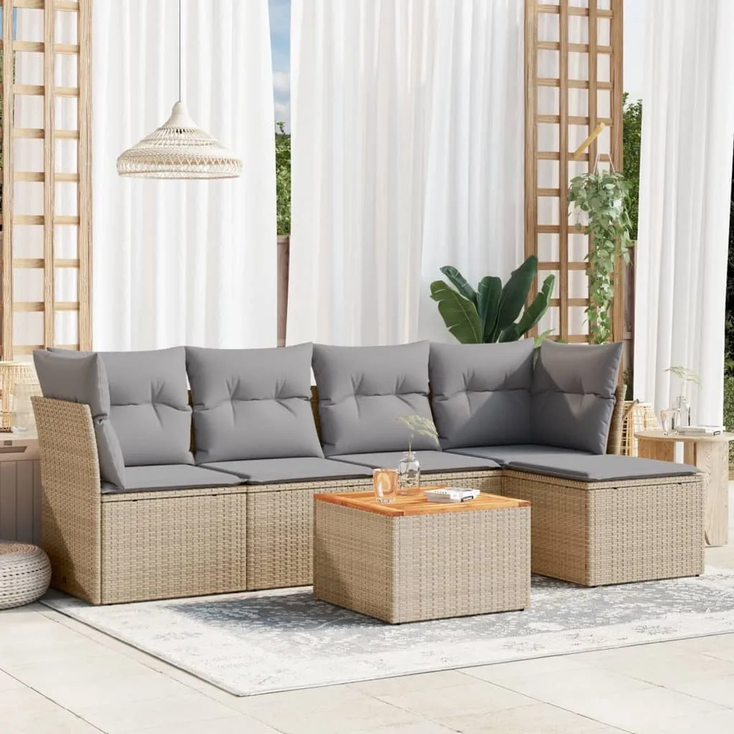 Beige 6-teilige Garten-Sofagarnitur aus Rattan mit grauen Kissen und Tisch. Gartenmöbel für Terrasse und Balkon.