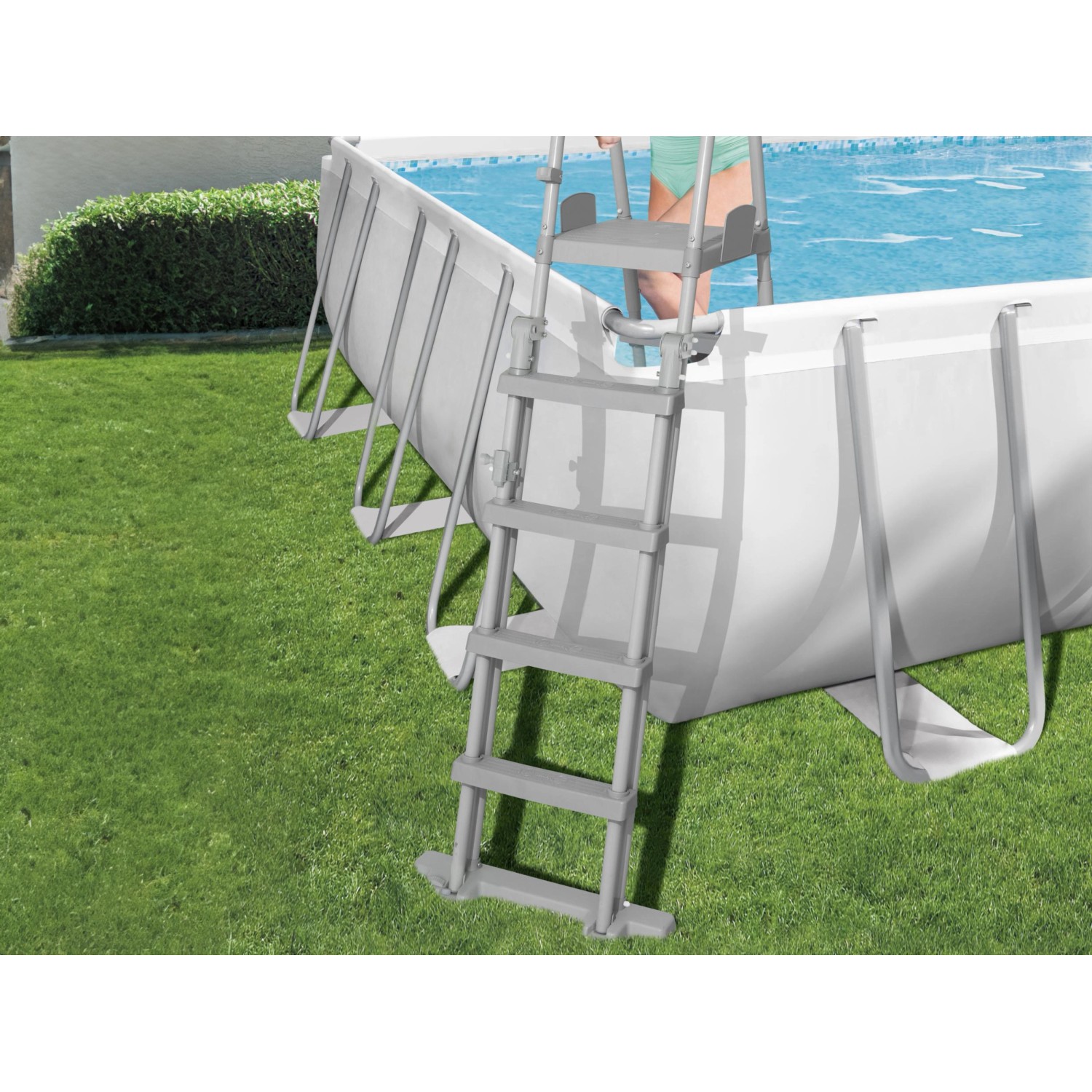Rechteckiger Bestway Stahlrahmenpool mit Leiter im Garten.