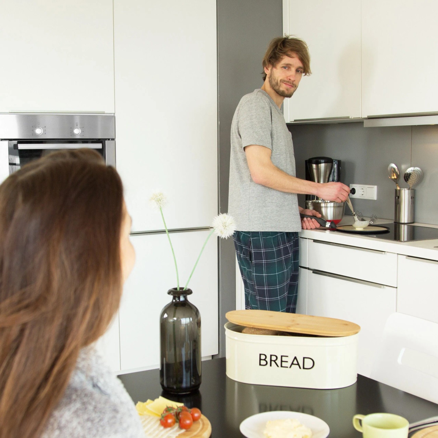 Mann kocht in schwarzer Relaxdays Crêpepfanne auf Induktionsherd in moderner Küche. Perfekt für Crêpes.