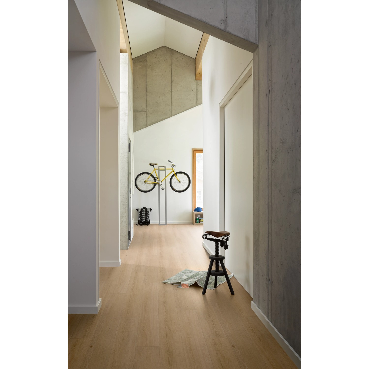 Verlegter Parador Vinylboden Basic 5.3 Eiche Studioline geschliffen im modernen Flur.