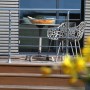 Dieda Geländerset aus Aluminium, eloxiert, mit waagerechten Rundstäben auf einer Terrasse.