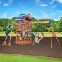 Spielturm Northbrook aus Zedernholz mit Rutsche, Schaukel und Kletterwand für Kinder.