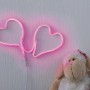 Pinker Paulmann LED Strip Neon Colorflex in Herzform, neben einem Stofftier.