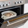 Respekta Küchenzeile: Detailaufnahme des Backofens mit Brot.