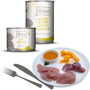 MjAMjAM Katzen-Nassfutter Duo Ente & Pute mit Kürbis, zwei Dosen und Teller mit Zutaten.