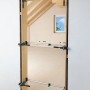 Wolfcraft Türfutter-Montageset Pro, 8-teilig, im Einsatz zum Ausrichten eines Türrahmens.