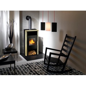 Wamsler Yuna Kaminofen mit Sandstein Verkleidung, schwarz, 6 kW. Küchenofen mit Holzscheiten im Brennraum.