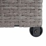 Detailaufnahme: Graue Poly-Rattan Kissenbox mit Rollen. Aufbewahrungsbox für Gartenmöbel.