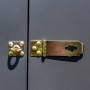 Detailaufnahme: Verschlussriegel aus Metall am Spacemaker Gerätehaus, grau.