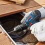 Bosch Professional Akku-Bohrschrauber GSR 12V-15 FC im Einsatz auf einer Holzterrasse.